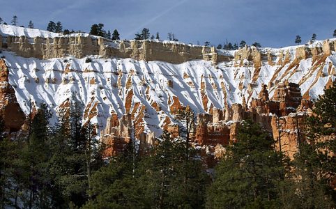 Стены Брайс каньона под снегом. Вид с тропы "Навахо".