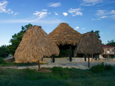 Крыши из пальмовых листьев в одной из деревень на Северном шоссе.