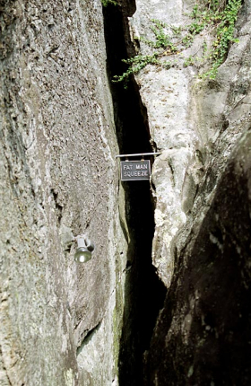 Чтобы добраться до вершины скалы нужно протиснуться через такое игольное ушко.