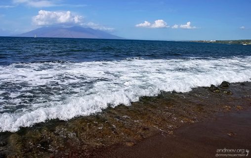 Прилив на пляже Макена.