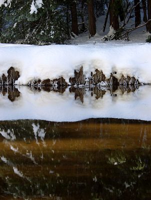 Заснеженный берег озера "Mirror lake".