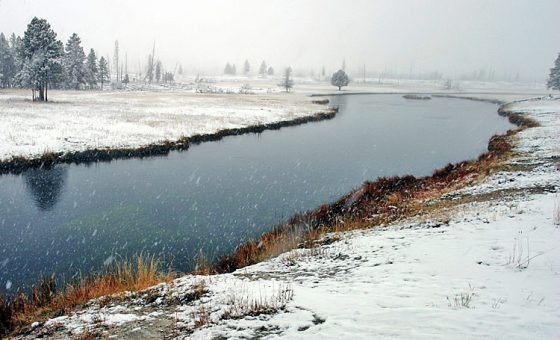 Незамерзающая даже зимой Огненная река (Firehole river).
