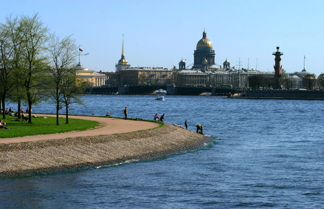Народ отдыхает на Заячьем острове.