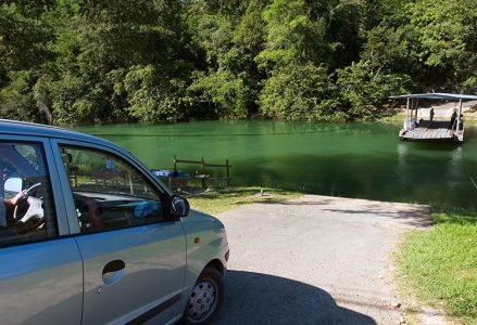 Переправа через Mopan river по пути к древнему городу индейцев-майя - Xunantunich.