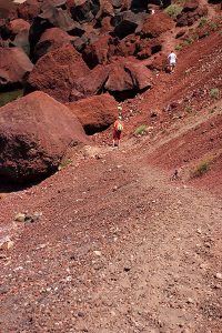 Нет, это не Марс, а тропинка к красному пляжу.