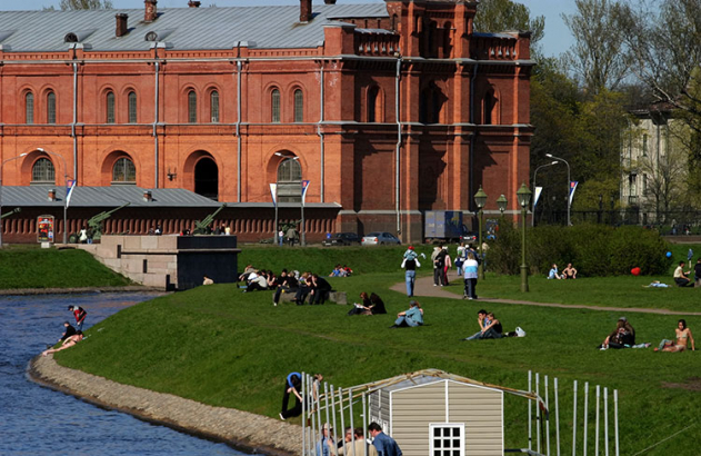 Отдыхающие на газоне и вид на Артиллерийский музей (Кронверкский арсенал).
