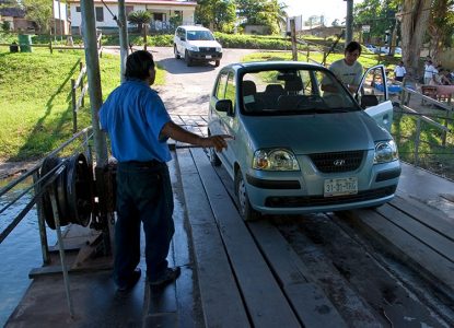 Въезд на паром, две машины максимум. По пути в Шунантунич.