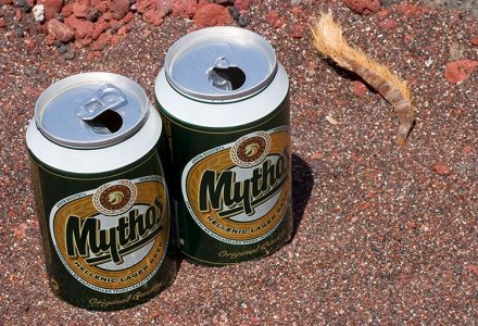 На красном пляже с местным пивом "Mythos".