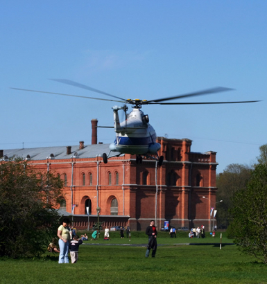 Вертолет Ми-8, заходящий на посадку.