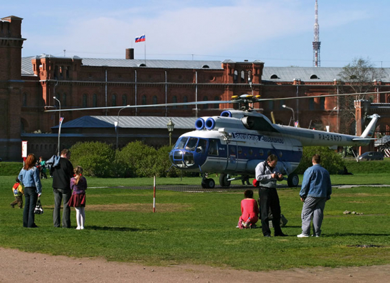 Вертолет Ми-8, катающий туристов.