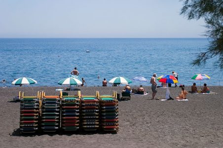 Черно-серый пляж Камари.