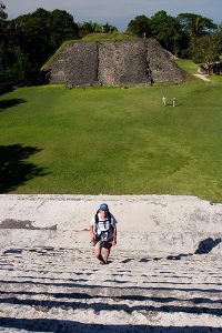 По ступенькам El Castillo, Шунантунич. Температура воздуха 40 С.