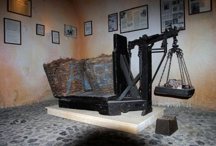 Взвешивание виноградной лозы. Винный музей.