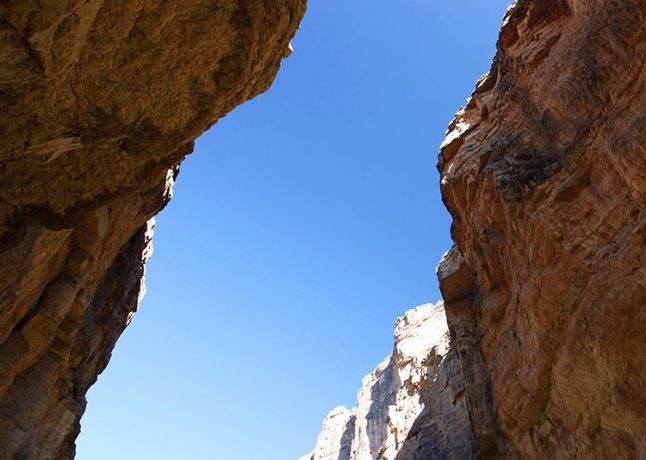 Воздушная граница. Слева - США, справа - Мексика.