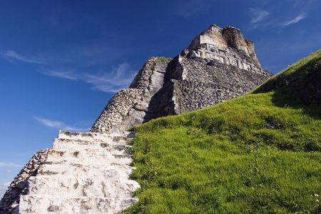 Лестница к фризу пирамиды El Castillo, Xunantunich.