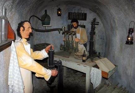 Куклы в погребе, демонстрирующие процесс разлития вина по бутылкам. Винный музей (Volcano wine museum).