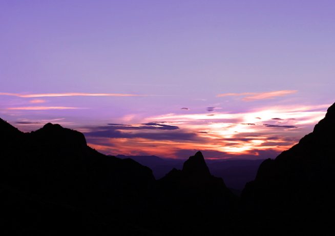 Сиреневый закат над горной грядой Chisos Mountains.