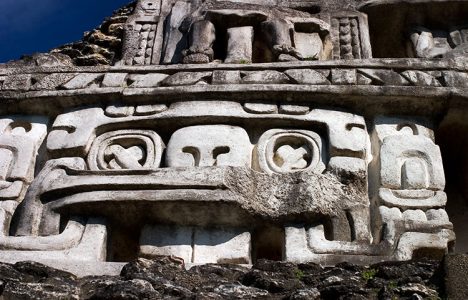 Фрагмент фриза пирамиды El Castillo в Шунантуниче. Центральная маска символизирует Бога Солнца.