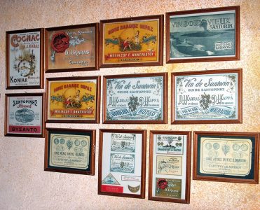 Этикетки вин острова Санторини.