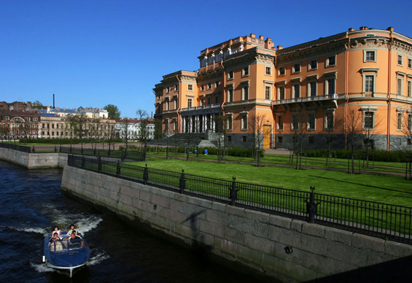 Инженерный (Михайловский) замок и река Мойка.