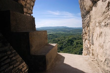 Ниша со ступеньками на вершине пирамиды El Castillo в Шунантуниче.