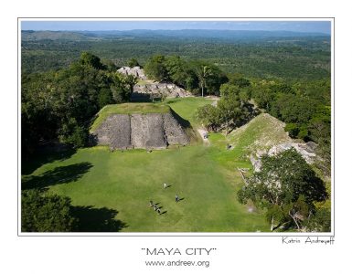 Вид с вершины Эль Кастильо на частично раскопанный город Шунантунич, и джунгли Белиза и Гватемалы.