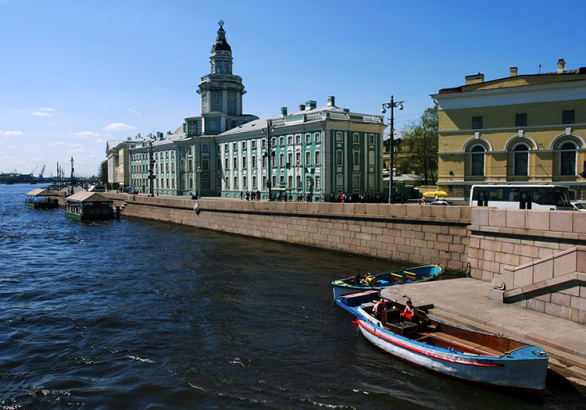 Северная Венеция. Здание с шаром на куполе - Кунсткамера.