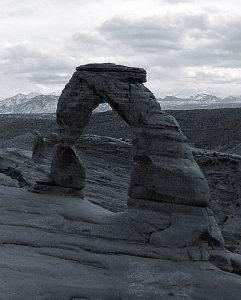 Изящная арка (Delicate arch) на фоне La Sal mountains.