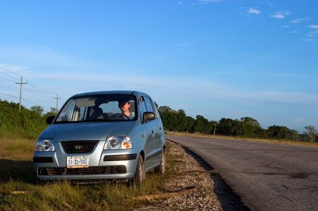 Hyundai aka Додж Атос на обочине Северного шоссе.