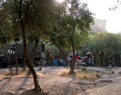 Военные привезли государственный флаг Греции, для водружения на Акрополе.