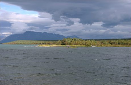 Пушистые облака над озером Naknek Lake.