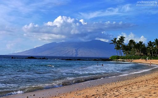 Пляж Макена и горы, возвышающиеся на западной части острова.