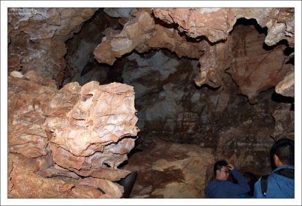 Изъеденные водой и временем стены пещеры Wind Cave.