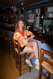 Катя во время дегустации вин Санторини. Винный музей.