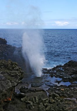 Природный феномен - океанский фонтан Nakalele blowhole.