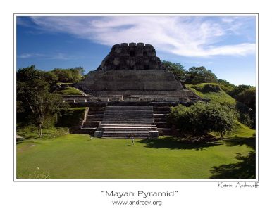 El Castillo (высота 40 метров) - главный храм Шунантунича. VII-IX вв.