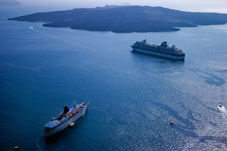 Круизные корабли и вулкан Nea Kameni на заднем плане.