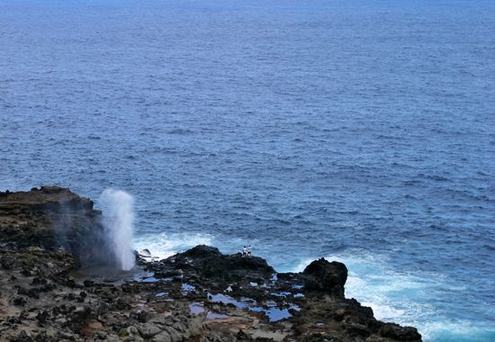 Бескрайний океан и фонтан Nakalele blowhole на берегу.