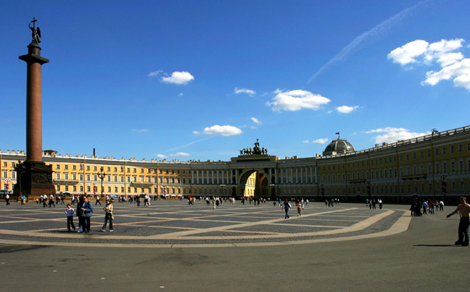 Дворцовая площадь поздней весной.