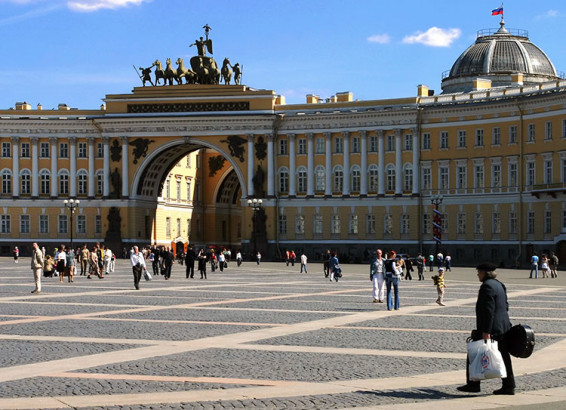 Человек с гитарой на Дворцовой.
