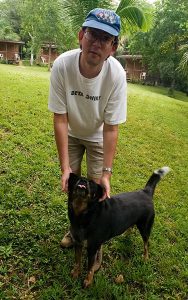 Илья с хозяйской собакой в кемпинге Trek Stop.