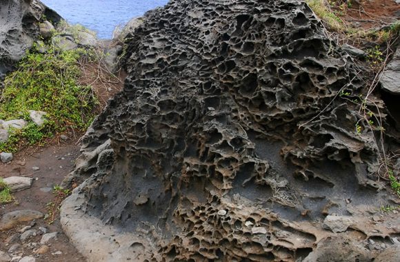 Поверхность лавы, как бы выеденная кислотой.