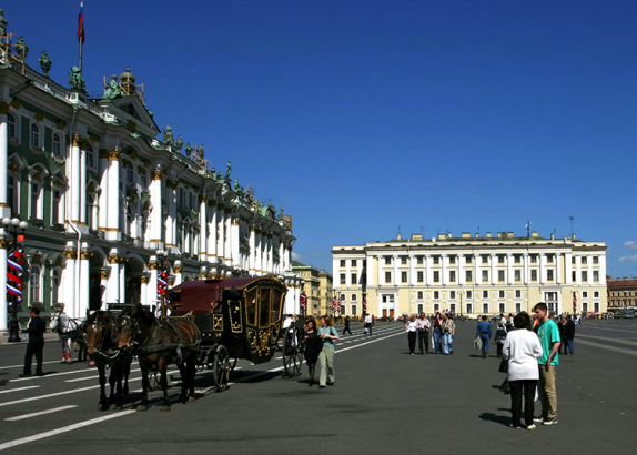 Карета для туристов на Дворцовой площади.