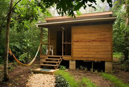 Наша деревянная кабинка в кемпинге Trek Stop на границе с Гватемалой.