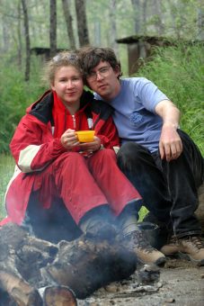 У костра в кемпинге Brooks camp.