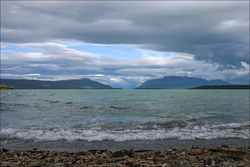 Прибой на озере Naknek lake.