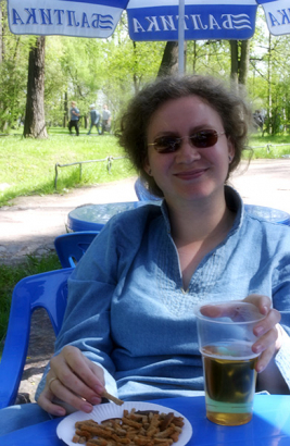 В уличном кафе, с ржаными сухариками и пивом.