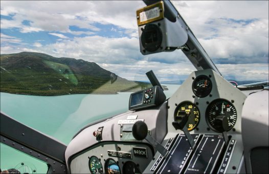 В кабине самолета.