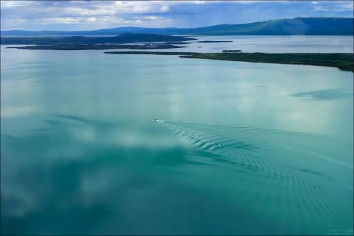"Зеленое озеро Аляски". Пролетая над зеркальной гладью озера Naknek lake в национальном парке «Катмаи», Аляска.