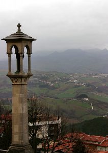 Фрагмент украшения улиц в республике Сан-Марино.